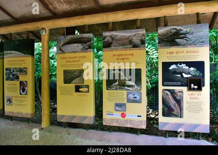 Panneaux d'information, les jardins zoologiques de Singapour ou le zoo de Mandai, Singapour, Asie du Sud-est Banque D'Images