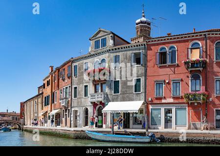 Murano, Italie - 1 juillet 2021 : vue panoramique sur le canal de Burano, l'île de venise avec l'industrie historique du verre soufflé. Banque D'Images