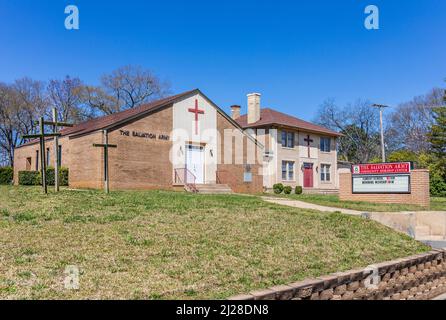 SHELBY, NC, USA-28 MARS 2022: Le Centre de culte communautaire de l'Armée du Salut, et résidence jointe. Banque D'Images