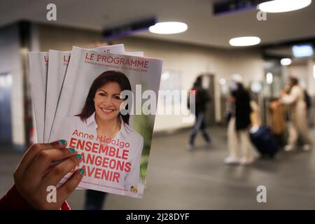 Nice, France. 29th mars 2022. Une personne détient à la gare le dépliant d'Anne Hidalgo, candidate à l'élection présidentielle française de 2022 au maire de Paris et au Parti socialiste. Le premier tour de l'élection présidentielle française 2022 aura lieu le dimanche 10th avril 2022. (Photo de Dinendra Haria/SOPA Images/Sipa USA) crédit: SIPA USA/Alay Live News Banque D'Images
