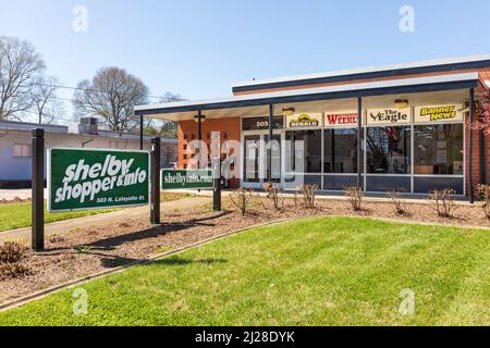 SHELBY, NC, USA-28 MARS 2022: Bureaux d'affaires des journaux locaux et des guides commerciaux: Kings Mountain Herald, Rutherford Weekly, The Eagle, Banner Banque D'Images