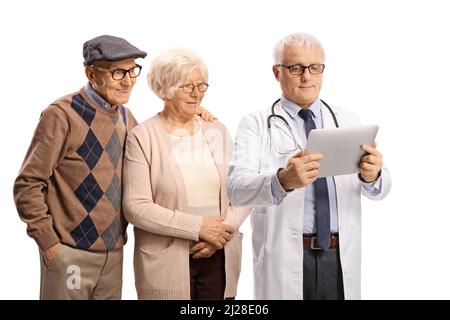 Médecin montrant une tablette numérique à un homme et une femme âgés patients isolés sur fond blanc Banque D'Images