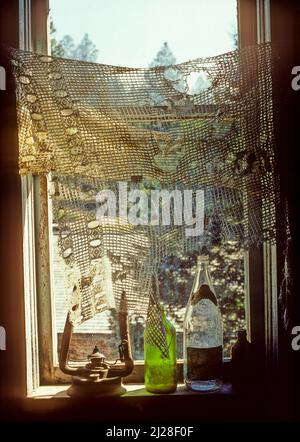 Mt: Missoula County, Garnet Range, est de Missoula, Garnet (ville fantôme), fenêtre, rideau dans un hôtel abandonné. Banque D'Images