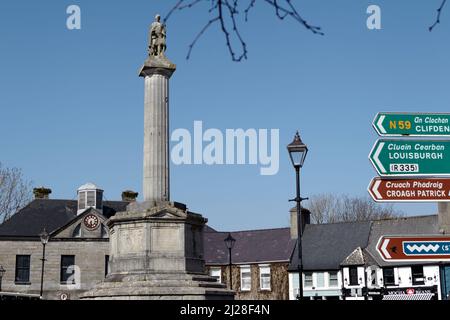 l'octogone avec la statue de st patrick dans le centre du comté de westport mayo république d'irlande Banque D'Images