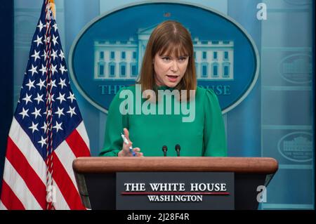 Washington, États-Unis d'Amérique. 30th mars 2022. La directrice des communications de la Maison-Blanche, Kate Bedingfield, répond aux questions des journalistes lors d'un point de presse à la Maison-Blanche à Washington, DC, le mercredi 30 mars 2022. Crédit: Rod Lamkey/Pool/Sipa USA crédit: SIPA USA/Alay Live News Banque D'Images