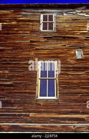 Mt: Jefferson County, Boulder Valley, Elkhorn (ville fantôme), salle fraternelle abandonnée; deux fenêtres. [Demandez #170,033.] Banque D'Images