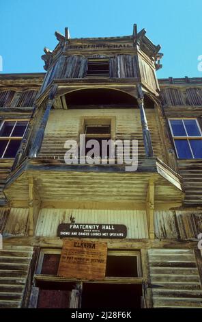 Mt: Jefferson County, Boulder Valley, Elkhorn (ville fantôme), salle fraternelle abandonnée, avec balcon devant. [Demandez #170,035.] Banque D'Images