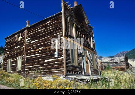 Mt: Jefferson County, Boulder Valley, Elkhorn (ville fantôme), abandonné faux-front magasin de bois, avec un trottoir de bois survivant en face, sur une ove de rue Banque D'Images