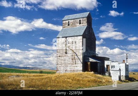 Un ancien élévateur de grain en bois dans une région reculée du Montana, au nord du parc national de Yellowstone Banque D'Images