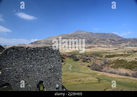 Le château de Dolwyddelan au nord du pays de Galles, construit par Llywelyn dans les années 1220, pris par Edward 1 en 1283. Maintenant un souvenir de l'histoire dans un paysage magnifique. Banque D'Images