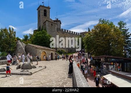 Une photo des touristes visitant la forteresse de Guaita ou Rocca à Saint-Marin Banque D'Images