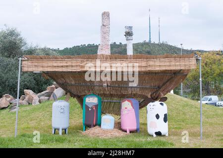 Scène créative de la nativité avec Jésus, Marie, Joseph, 1 vache et un âne, peint sur des conteneurs à gaz Banque D'Images