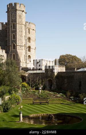 Jardin de douves et la porte normande, résidence royale britannique souveraine. Château de Windsor, Windsor, Berkshire, Angleterre, Royaume-Uni Banque D'Images