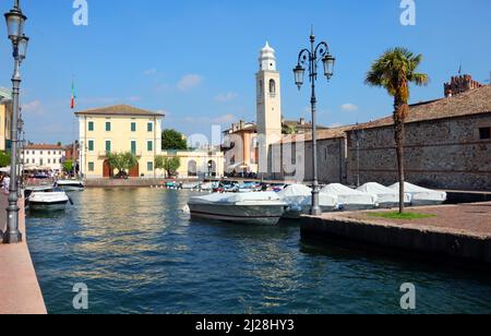 L'eau du lac de Garde et le port de plaisance de Lazise près de Vérone en Italie Banque D'Images