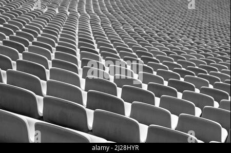 Série de nombreux gradins gris dans le stade de l'arène pendant le verrouillage Banque D'Images