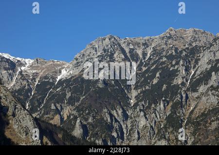 Les montagnes appelées Monte Pasubio dans la région de Vénétie en Italie du Nord et la cabane d'alpin appelée RIFUGIO PAPA Banque D'Images