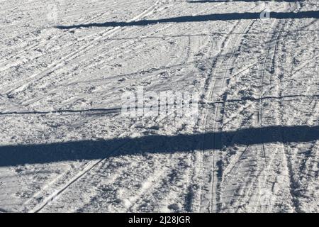 Pistes et pistes de ski sur un terrain enneigé Banque D'Images
