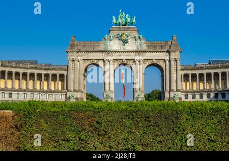 Vue sur l'Arc du Cinquantenaire construit en 1905, situé dans le Parc du Cinquantenaire (français du cinquantième anniversaire), dans le quartier européen i Banque D'Images