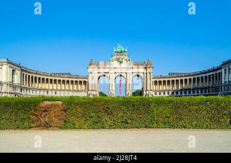 Vue sur l'Arc du Cinquantenaire construit en 1905, situé dans le Parc du Cinquantenaire (français du cinquantième anniversaire), dans le quartier européen i Banque D'Images