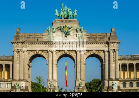 Vue sur l'Arc du Cinquantenaire construit en 1905, situé dans le Parc du Cinquantenaire (français du cinquantième anniversaire), dans le quartier européen i Banque D'Images