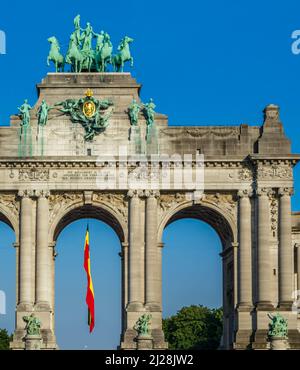 Vue sur l'Arc du Cinquantenaire construit en 1905, situé dans le Parc du Cinquantenaire (français du cinquantième anniversaire), dans le quartier européen i Banque D'Images