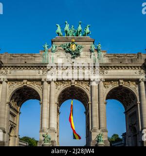 Vue sur l'Arc du Cinquantenaire construit en 1905, situé dans le Parc du Cinquantenaire (français du cinquantième anniversaire), dans le quartier européen i Banque D'Images