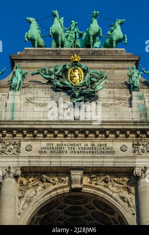 Vue sur l'Arc du Cinquantenaire construit en 1905, situé dans le Parc du Cinquantenaire (français du cinquantième anniversaire), dans le quartier européen i Banque D'Images