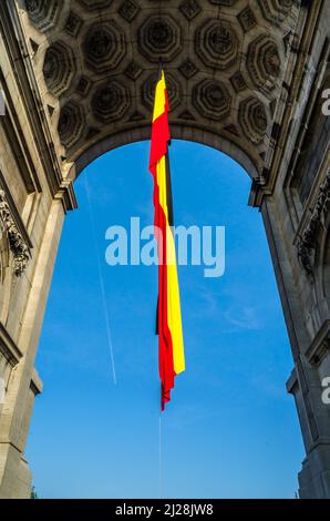 Vue sur l'Arc du Cinquantenaire construit en 1905, situé dans le Parc du Cinquantenaire (français du cinquantième anniversaire), dans le quartier européen i Banque D'Images