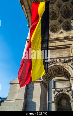 Vue sur l'Arc du Cinquantenaire construit en 1905, situé dans le Parc du Cinquantenaire (français du cinquantième anniversaire), dans le quartier européen i Banque D'Images