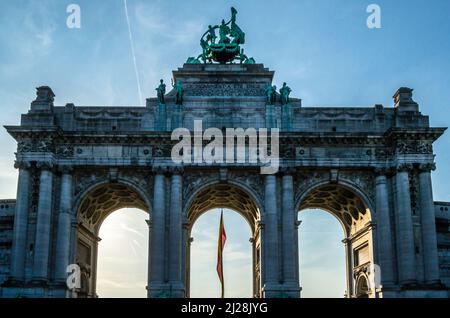 Vue sur l'Arc du Cinquantenaire construit en 1905, situé dans le Parc du Cinquantenaire (français du cinquantième anniversaire), dans le quartier européen i Banque D'Images