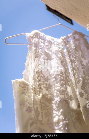 Mariée se préparer, s'habiller, le jour de son mariage Banque D'Images