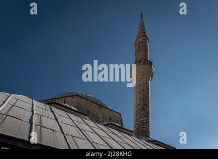 Minaret et dôme de la mosquée Koski Mehmed Pasha dans la ville de Mostar, Bosnie-Herzégovine Banque D'Images