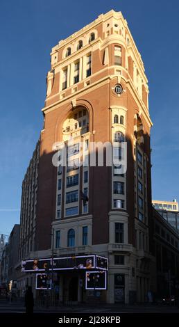 Madrid, Espagne - 16 2021 NOVEMBRE : le Palacio de la Prensa, un bâtiment en briques dans la Gran via, près de la place Callao Banque D'Images