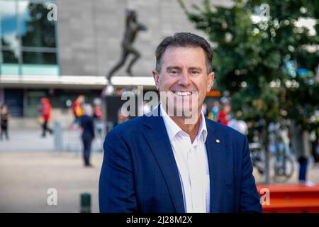 Mark Taylor - ex-capitaine de l'équipe australienne de cricket au service commémoratif de Shane Warne devant le MCG devant la statue de feu Shane Warne. Banque D'Images