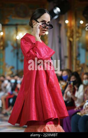 Un modèle met en valeur le design Pomeline lors de la passerelle de l ...