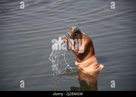 New Delhi, Inde. 29th mars 2022. Personnes se baignant et se reposant sous le pont sur les rives de la rivière Yamuna dans la chaleur brûrante de Delhi, à New Delhi le mardi 29 mars 2022. (Photo de Ravi Batra/Sipa USA) crédit: SIPA USA/Alay Live News Banque D'Images