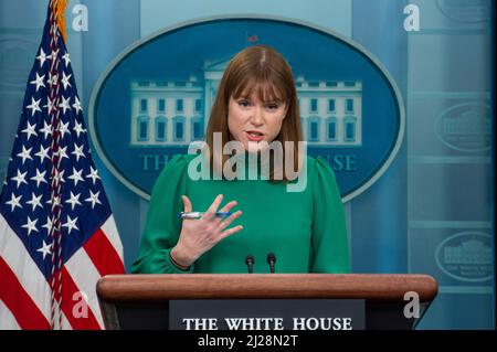 Washington, Vereinigte Staaten. 30th mars 2022. La directrice des communications de la Maison-Blanche, Kate Bedingfield, répond aux questions des journalistes lors d'un point de presse à la Maison-Blanche à Washington, DC, le mercredi 30 mars 2022. Crédit : Rod Lamkey/Pool via CNP/dpa/Alay Live News Banque D'Images