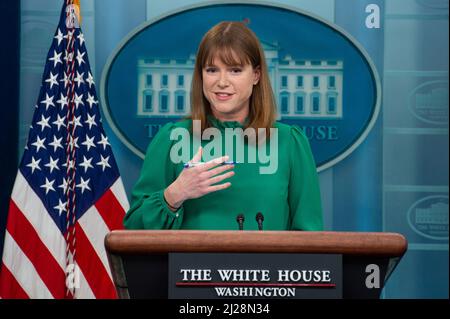 Washington, Vereinigte Staaten. 30th mars 2022. La directrice des communications de la Maison-Blanche, Kate Bedingfield, répond aux questions des journalistes lors d'un point de presse à la Maison-Blanche à Washington, DC, le mercredi 30 mars 2022. Crédit : Rod Lamkey/Pool via CNP/dpa/Alay Live News Banque D'Images