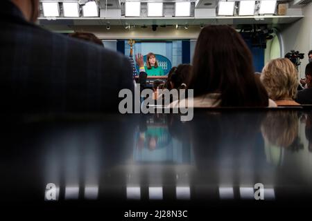 Washington, Vereinigte Staaten. 30th mars 2022. La directrice des communications de la Maison-Blanche, Kate Bedingfield, répond aux questions des journalistes lors d'un point de presse à la Maison-Blanche à Washington, DC, le mercredi 30 mars 2022. Crédit : Rod Lamkey/Pool via CNP/dpa/Alay Live News Banque D'Images