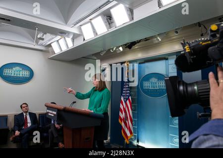 Washington, Vereinigte Staaten. 30th mars 2022. La directrice des communications de la Maison-Blanche, Kate Bedingfield, répond aux questions des journalistes lors d'un point de presse à la Maison-Blanche à Washington, DC, le mercredi 30 mars 2022. Crédit : Rod Lamkey/Pool via CNP/dpa/Alay Live News Banque D'Images