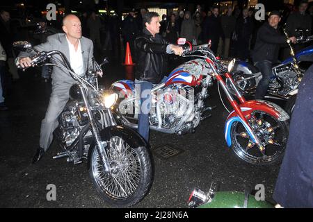 Manhattan, États-Unis d'Amérique. 17th janvier 2008. NEW YORK - le 17 JANVIER 2008 : les acteurs Bruce Willis, Sylvester Stallone, The Teutul's (America Chopper) et l'hôte David Letterman se présentent tous sur Chopper Motorcycles pour l'enregistrement de 'late Show with David Letterman' au Ed Sullivan Theatre le 17 janvier 2008 à New York City. Personnes: Bruce Willis; Sylvester Stallone www.StormsMediaGroup.com crédit: Storms Media Group/Alay Live News Banque D'Images