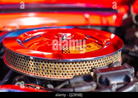 Un gros plan du moteur d'une Ford Mustang rouge 1966 Banque D'Images