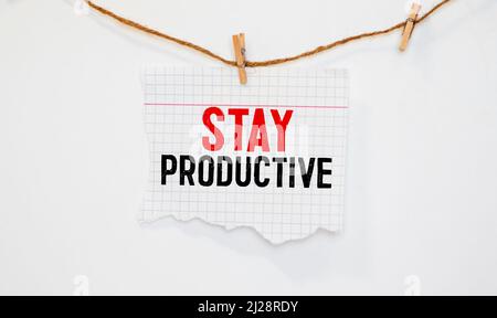 Main conceptuel écrit, indiquant de rester productifs Appel de motivation. Photo d'affaires l'efficacité de la productivité Concentration texte mots écrits Note 24 P Banque D'Images
