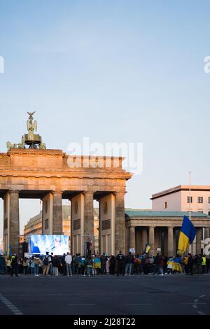 Berlin, Allemagne - 27 mars 2022 manifestation contre la guerre et soutien de l'Ukraine dans l'occupation russe. Démonstration de militants Banque D'Images