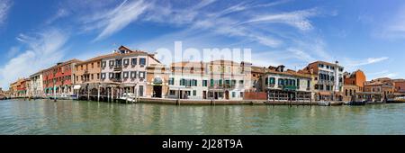 Murano, Italie - 1 juillet 2021 : vue panoramique sur le canal de Burano, l'île de venise avec l'industrie historique du verre soufflé. Banque D'Images