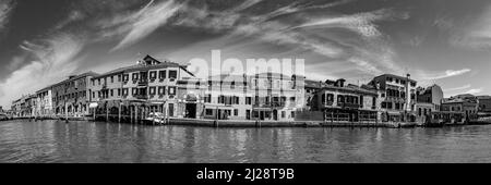 Murano, Italie - 1 juillet 2021 : vue panoramique sur le canal de Burano, l'île de venise avec l'industrie historique du verre soufflé. Banque D'Images