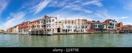 Murano, Italie - 1 juillet 2021 : vue panoramique sur le canal de Burano, l'île de venise avec l'industrie historique du verre soufflé. Banque D'Images