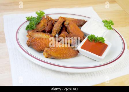 Ailes de Buffalo frites épicées servies avec sauce chaude et vinaigrette au fromage bleu Banque D'Images