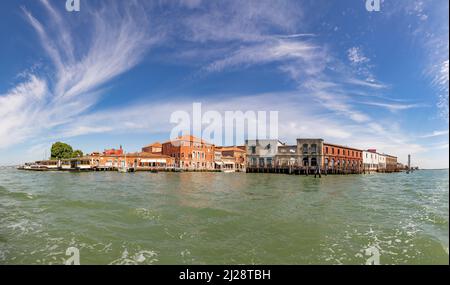 Murano, Italie - 1 juillet 2021 : vue panoramique sur le canal de Murano, l'île de venise avec l'industrie historique du verre soufflé. Banque D'Images