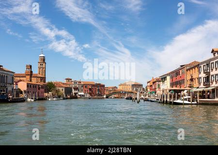 Murano, Italie - 1 juillet 2021 : vue panoramique sur le canal de Burano, l'île de venise avec l'industrie historique du verre soufflé. Banque D'Images